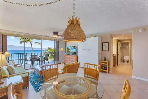 Open dining area overlooking the Pacific Ocean
