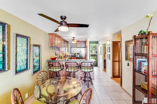 Comfortable Living & Dining with Ocean Breezes