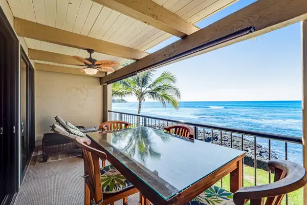 Share Meals with the Pacific as Your Backdrop