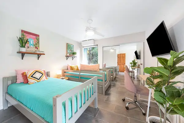 Cheerful Bedroom For Relaxing Getaways