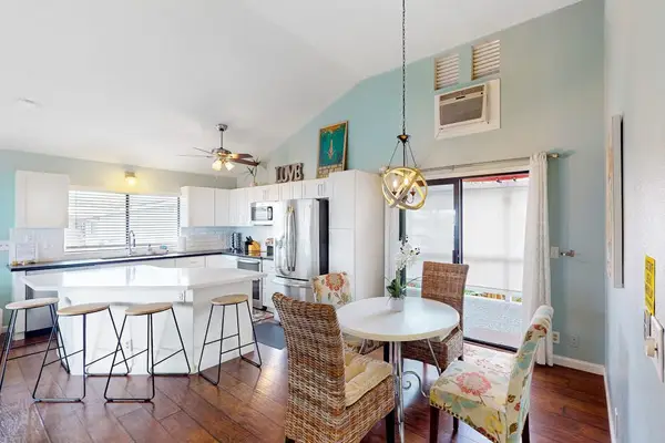 Stunning open-concept layout connecting the kitchen breakfast bar, indoor dining area, and bright, high-ceilinged spaces! 🍽️🏡