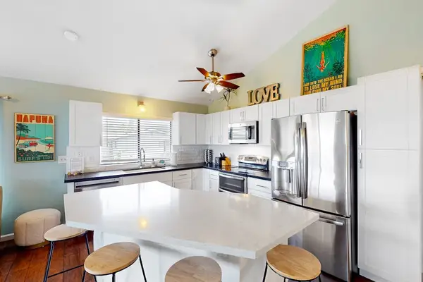 Fully equipped modern kitchen featuring stainless steel appliances, a spacious breakfast bar, and stylish counter seating! 🍳✨