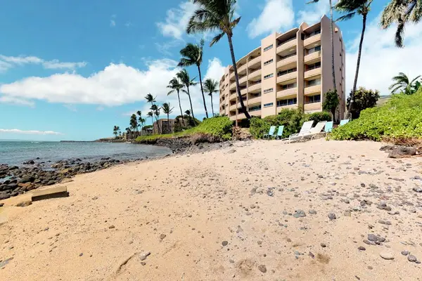 Maalaea Banyans - Crystal-clear turquoise waters gently wash onto pristine white sandy beaches.