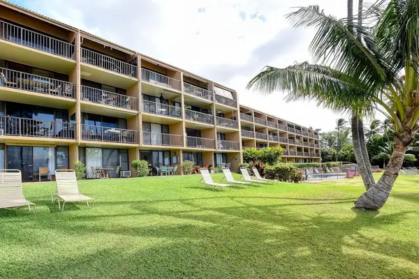Maalaea Banyans  - Lush grassy lawns surrounded by beautiful tropical trees create a peaceful island setting.