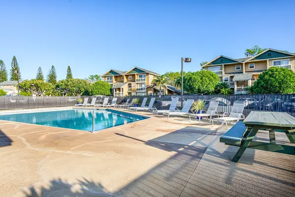 Lounge in comfort by Waikoloa Hills community pool