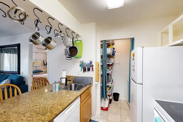 Open kitchen with breakfast bar