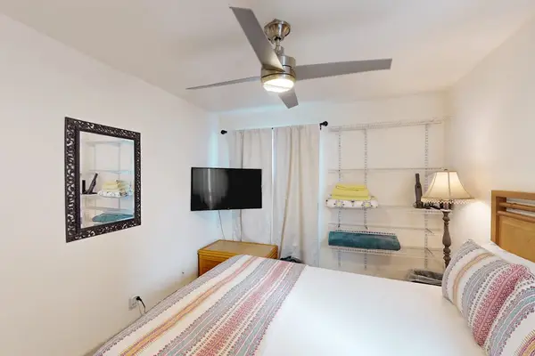 Relaxing bedroom with island-inspired décor