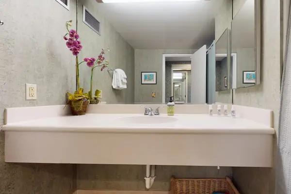 Freshen up easily with this spacious and convenient bathroom vanity
