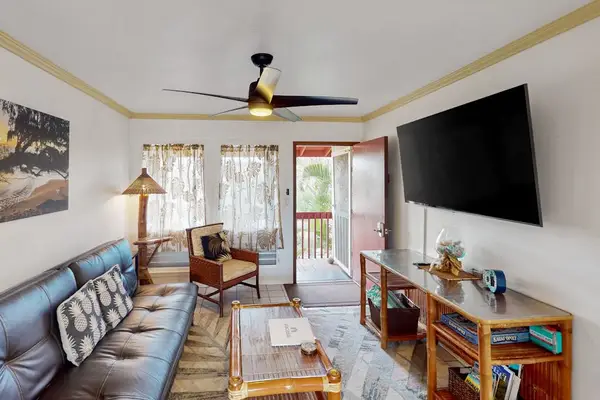 Cozy Lounge With Island Style Comfort