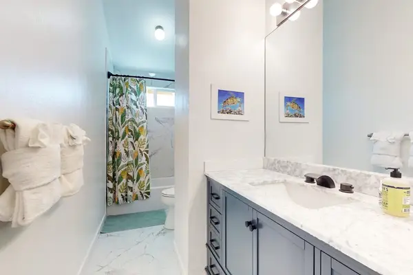 Guest bath with tub/shower condo.