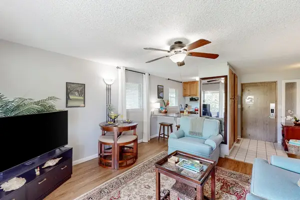 Spend tranquil evenings chatting with your guests or watching TV in the inviting living room, or surprise them with a delicious homemade meal prepared in the well-equipped kitchen.