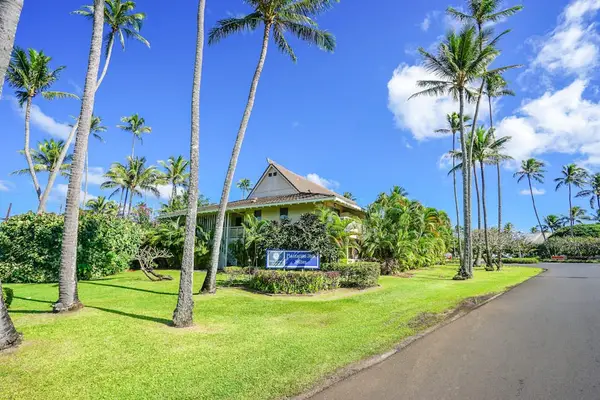 Escape to a memorable tropical adventure when you book this splendid resort condo in Kapaʻa!