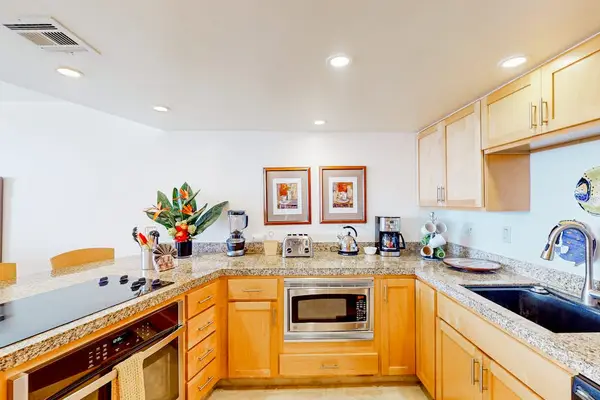 Bright Gourmet Kitchen With Plenty Of Space