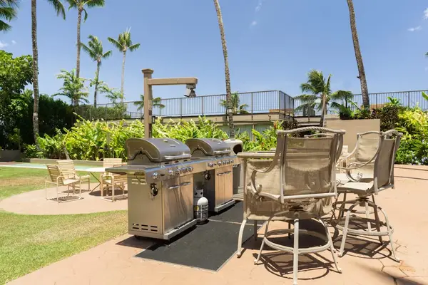 Outdoor barbecue grills and dining seating at the Hale Ono Loa oceanfront condo