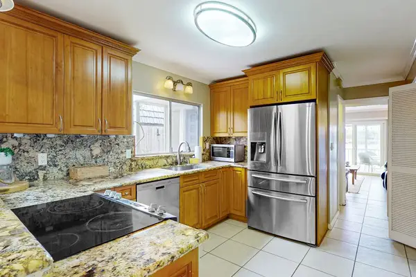 From breakfast to dinner, this full kitchen has everything covered perfectly