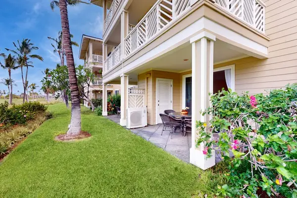Garden Patio With Tropical Charm