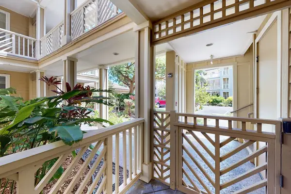 Charming Tropical Courtyard Walkway
