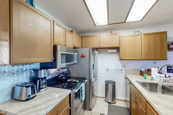 Fully Equipped Kitchen With Breakfast Bar