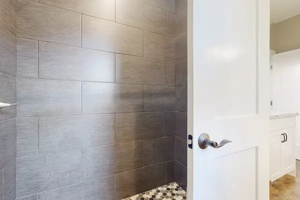 Elegant Bathroom With Modern Finishes