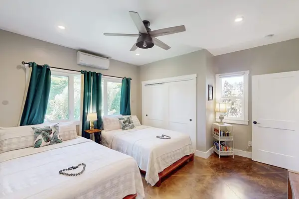 Spacious Double Bedroom For Family Stays