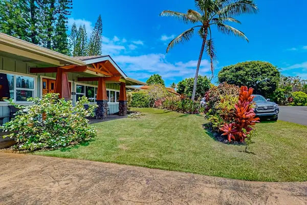 Charming Hawaiian Home Surrounded By Tropical Beauty