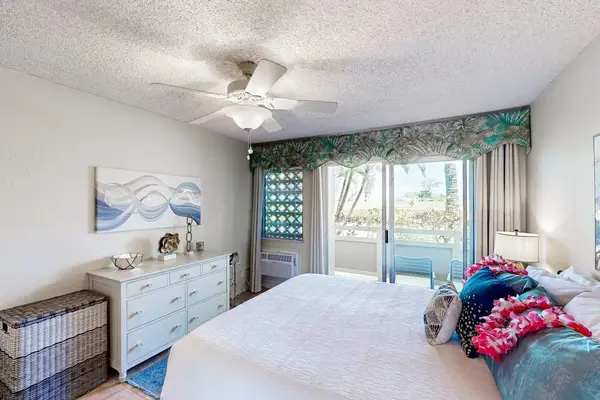 Spacious Bedroom With Island Style