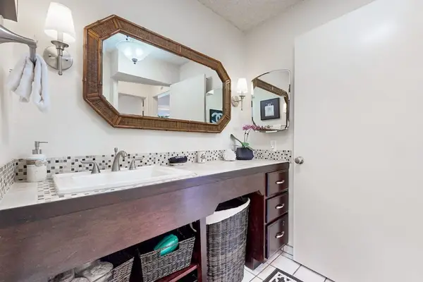 Elegant Vanity With Modern Finishes