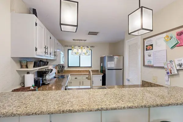 U-shaped kitchen with an overlooking breakfast bar