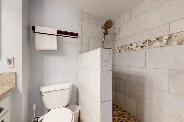 Walk in shower with rivel pebble pattern