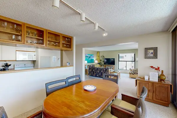 Sunlit Dining For Island Meals