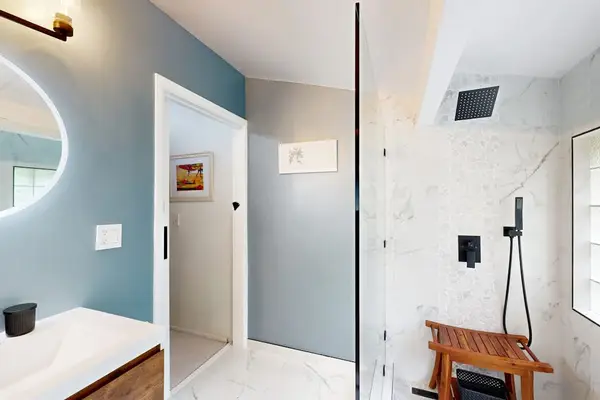 Refresh and unwind in this clean, comfortable full bathroom.