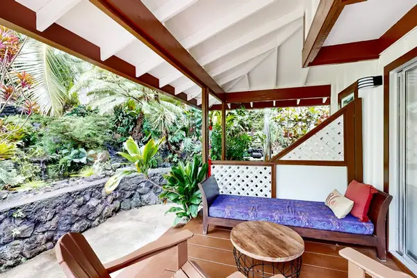 Cozy Covered Lanai Surrounded By Nature