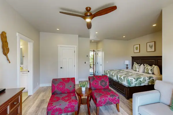 Spacious Studio Layout with King Bed, Lounge Seating & Ceiling Fan