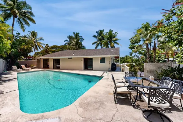 Poolside Patio Lounge & Dining Area