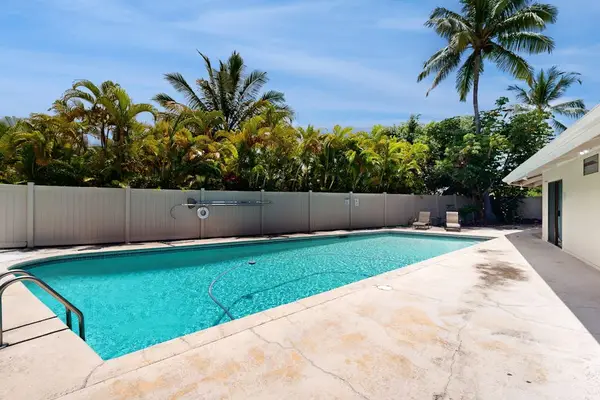 Private Swimming Pool & Tropical Deck Area