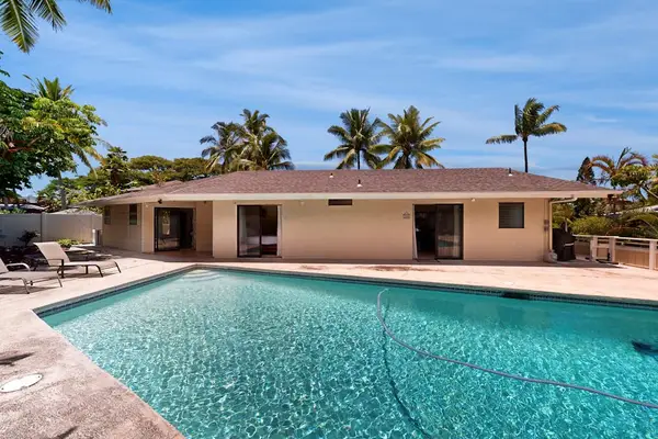 Private Outdoor Pool & Sun Deck Area