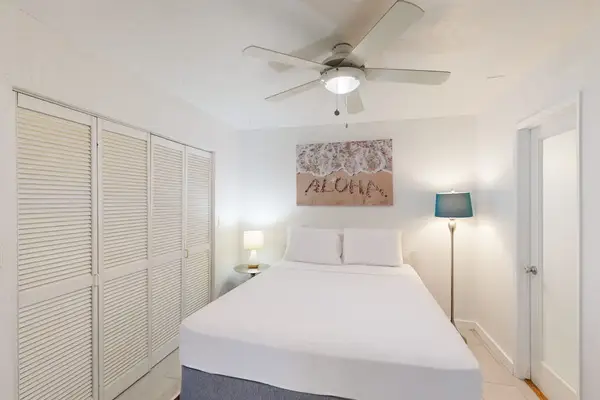 He'eia Queen Retreat with Ceiling Fan & Mirrored Closets