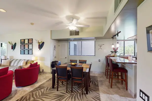Spacious Great Room With Breakfast Bar