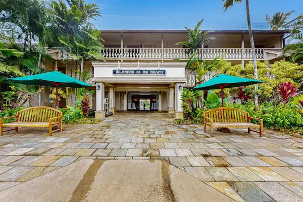 Grand Resort Entrance With Hawaiian Charm