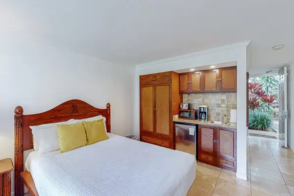 Studio Comfort With Kitchenette Convenience