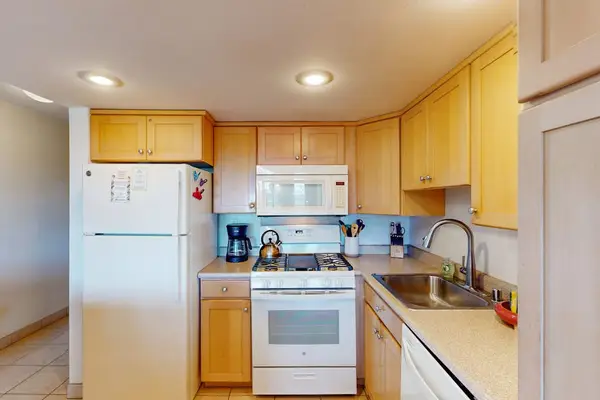 Bright Kitchen For Easy Vacation Meals