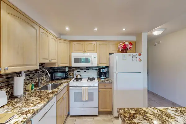 Cook With Ease In A Bright Kitchen