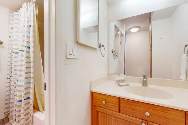 Fresh And Spacious Full Bathroom