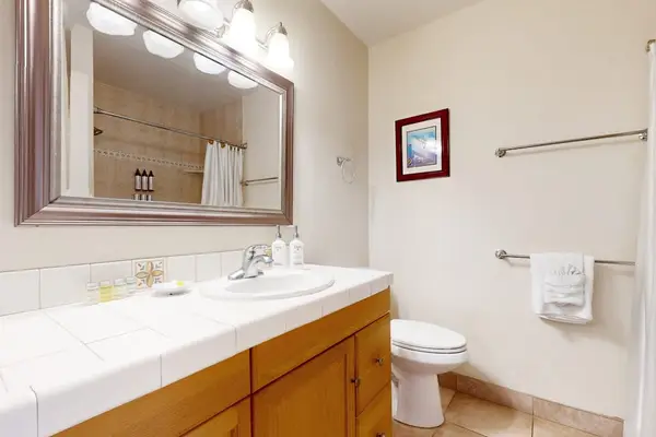 Fresh And Spacious Full Bathroom