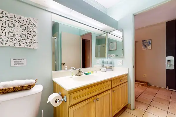 Fresh And Spacious Full Bathroom
