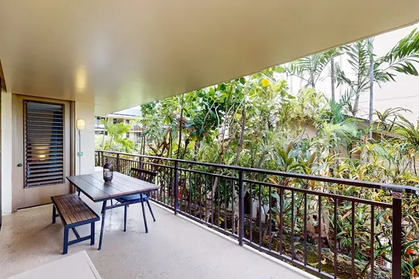 Covered Lanai with Dining Table