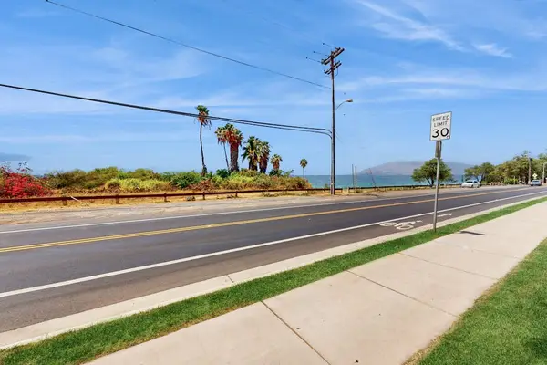 Easy walk to nearby beaches and restaurants