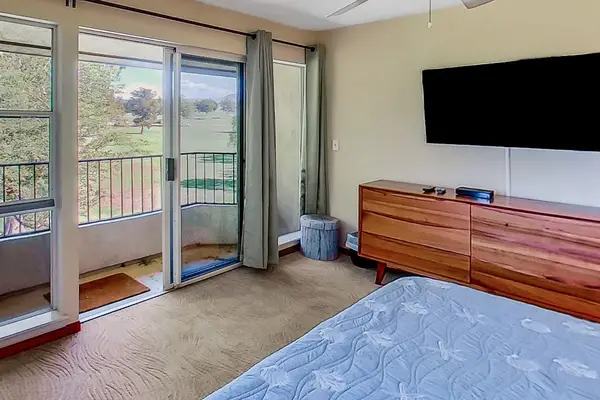 Spacious Bedroom With Private Lanai Access