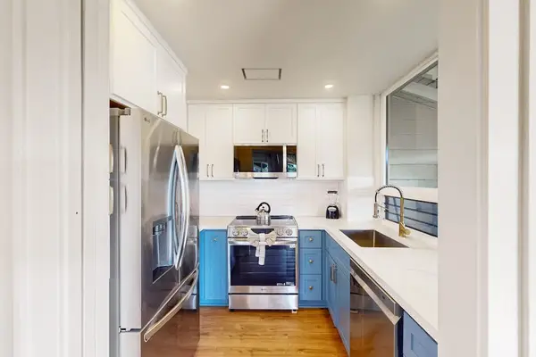 Modern Kitchen Designed For Easy Entertaining