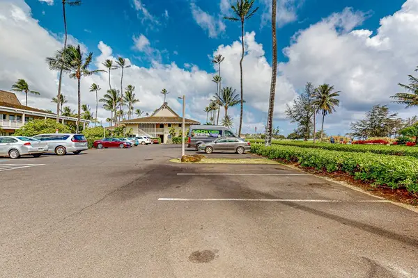 With three outdoor swimming pools, whirlpool spas, central laundry facilities, barbecue areas, shuffleboard, and a putting green, there's no shortage of activities to enjoy on-site.